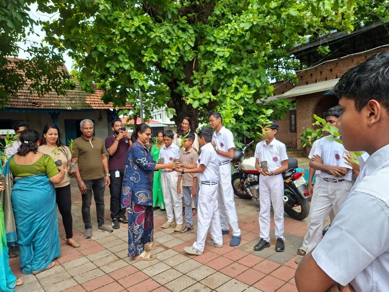 പ്രമാണം:തൈ വിതരണം-43083.jpg