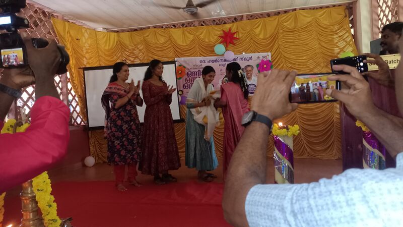 പ്രമാണം:39001 pravesanothsavam6.jpg