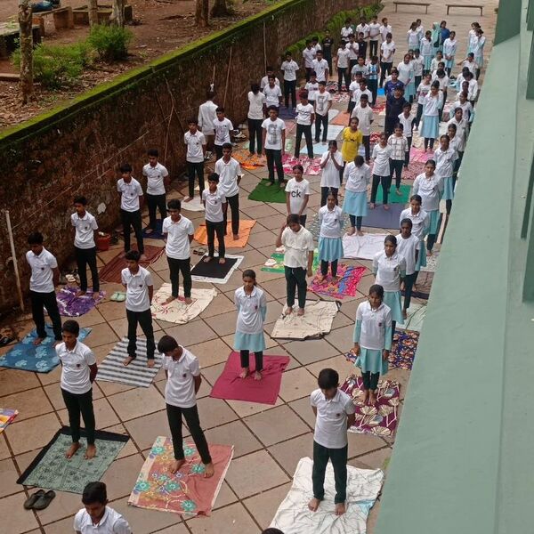 പ്രമാണം:47068-yoga2.jpg