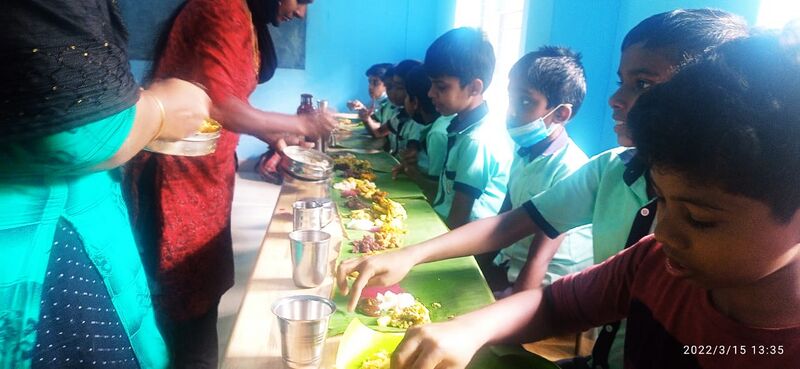 പ്രമാണം:48502ക്ലാസിലൊര‍ു സദ്യ2.jpeg