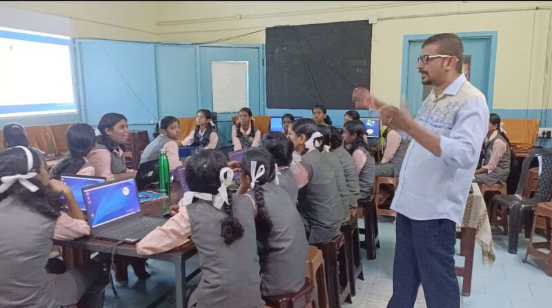 പ്രമാണം:IT CLASS PNG.jpg