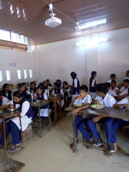 പ്രമാണം:Noonmeal 1.jpg