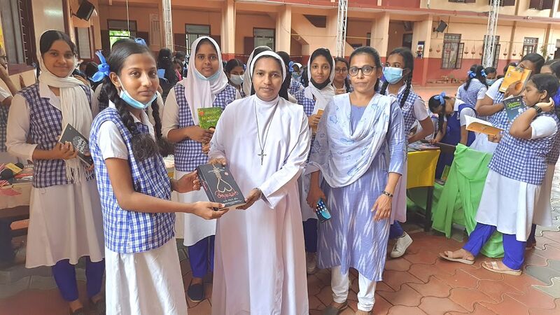 പ്രമാണം:16002 pusthakolsavam1.jpg