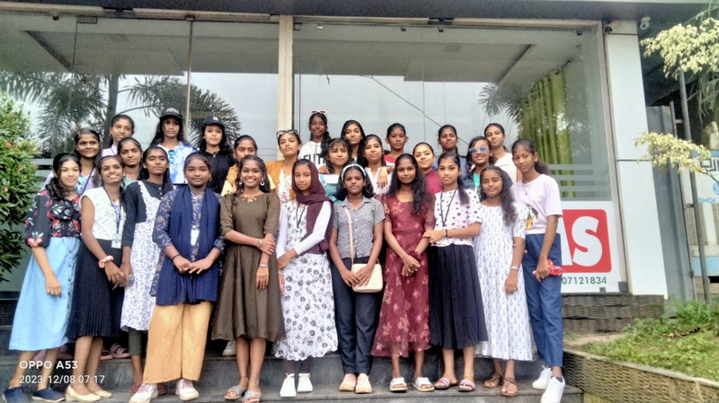 പ്രമാണം:21060 vinodhayathra 5.png