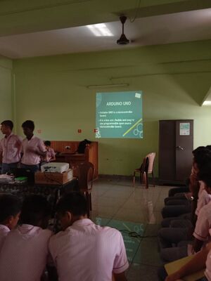 28027 robotics class 2.jpg