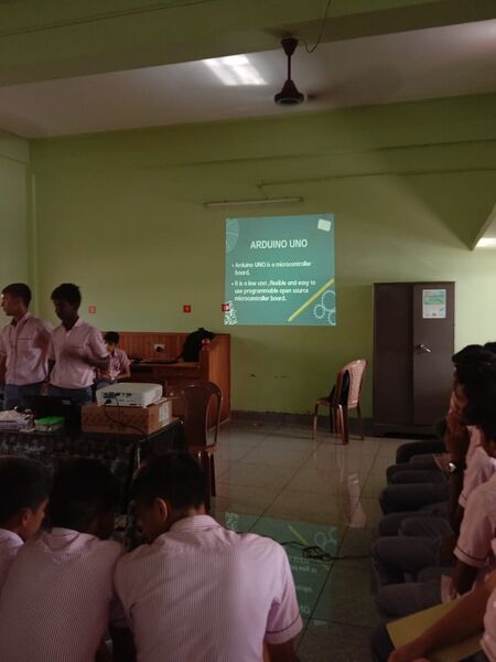 പ്രമാണം:28027 robotics class 2.jpg