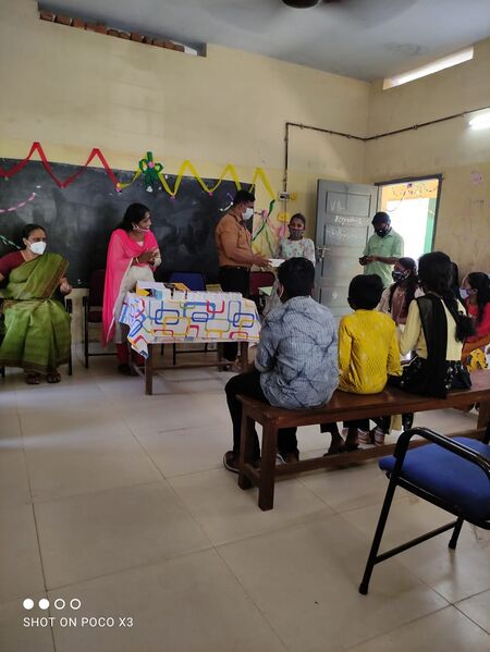 പ്രമാണം:41250 mobile phone issuing 12345.jpeg