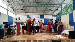 SSLC ക്ക് ഉന്നത വിജയം നേടിയ കുട്ടികൾക്കുള്ള ആദരം അനന്യക്ക് നൽക്കുന്നു