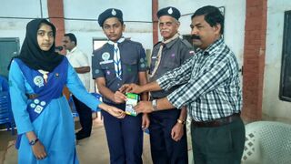 ക്യാമ്പിൽ സ്റ്റേറ്റ് ഓർഗനൈസിംങ്ങ് കമ്മീഷണർ മജീദ് സാർ കുട്ടികൾക്കുള്ള കൈപുസ്തകം വിതരണം ചെയ്യുന്നു