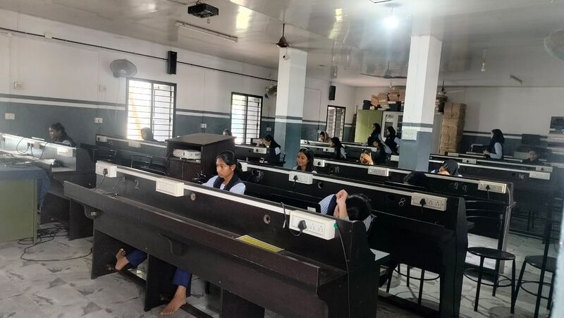 പ്രമാണം:High school computer lab.jpg