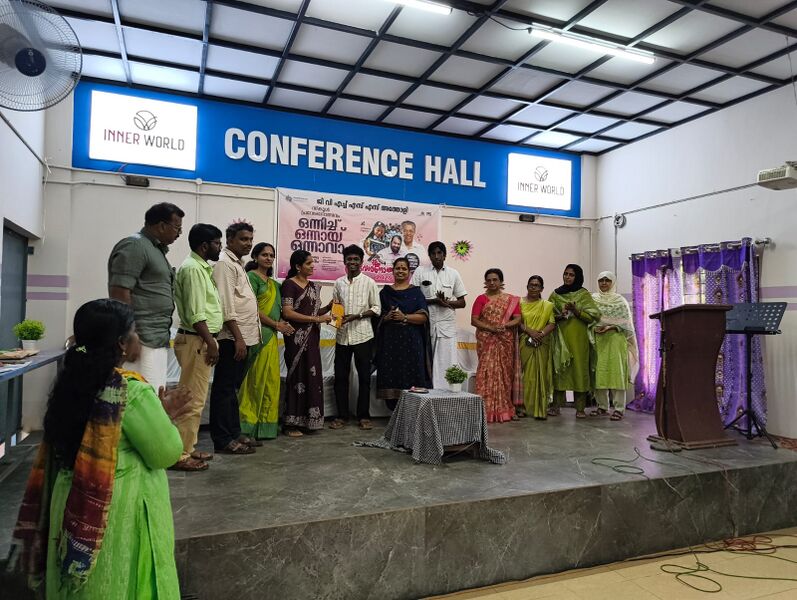 പ്രമാണം:Honouring chief guest.jpeg