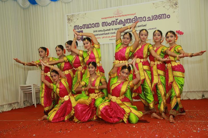 പ്രമാണം:Sanskrit group dance2.jpg