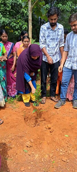 പ്രമാണം:11411-KGD-planting.jpeg