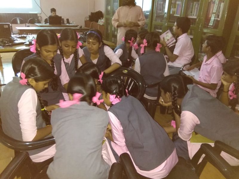 പ്രമാണം:13121 little kites mobile 1.jpg