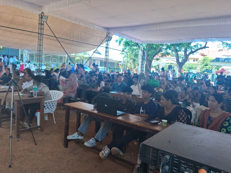 പ്രമാണം:23008-little kites73.jpg