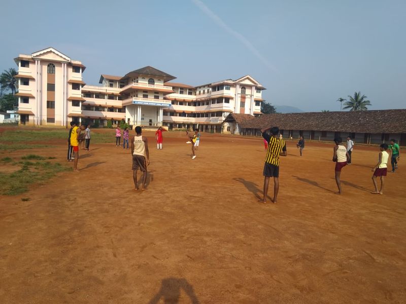 പ്രമാണം:SPORTS PRACTICE & COMPETITIONS SGHSS41.jpg