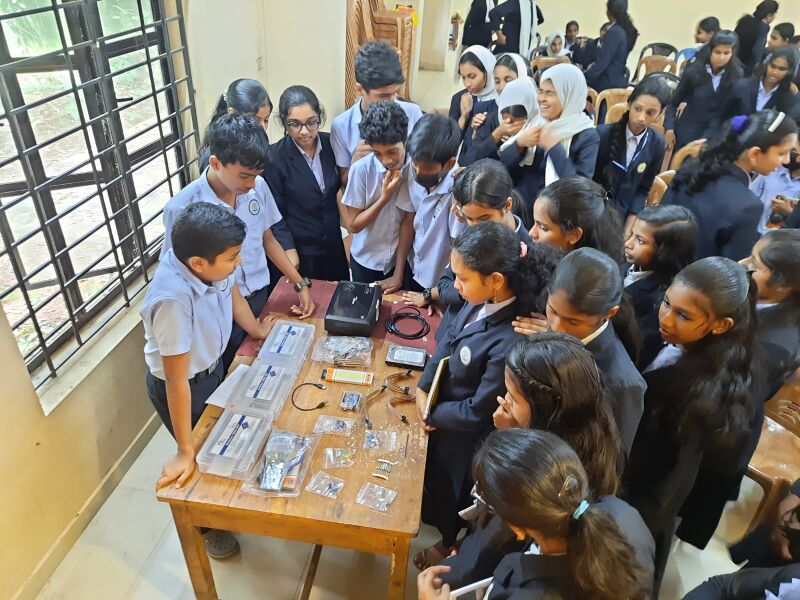 പ്രമാണം:16047-hitech presentation.jpg