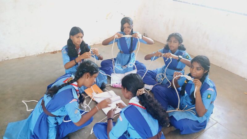 പ്രമാണം:21060 guidesclass33.jpg