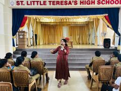 ഡോ. മെറിൻ ക്ലാസ് നയിക്കുന്നു