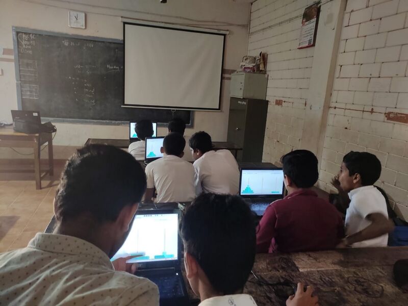 പ്രമാണം:16057 hi-tech classroom.jpg