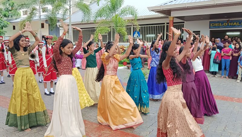 പ്രമാണം:23008 pravesanolsavam 1.jpg