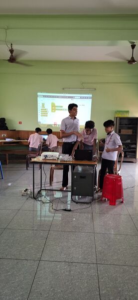 പ്രമാണം:28027 9th robotics class 2.jpg