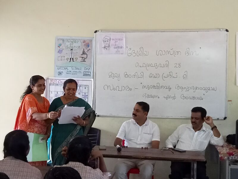 പ്രമാണം:34006 sathradinam3.jpg