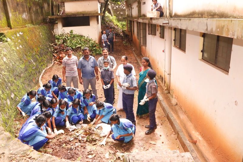 പ്രമാണം:44003 scouts215.jpg