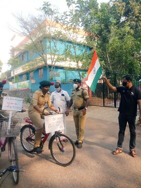 സൈക്കിൾ റാലി ദാമോദരൻ സാർ ഫ്ലാഗ് ഓഫ് ചെയ്യുന്നു.