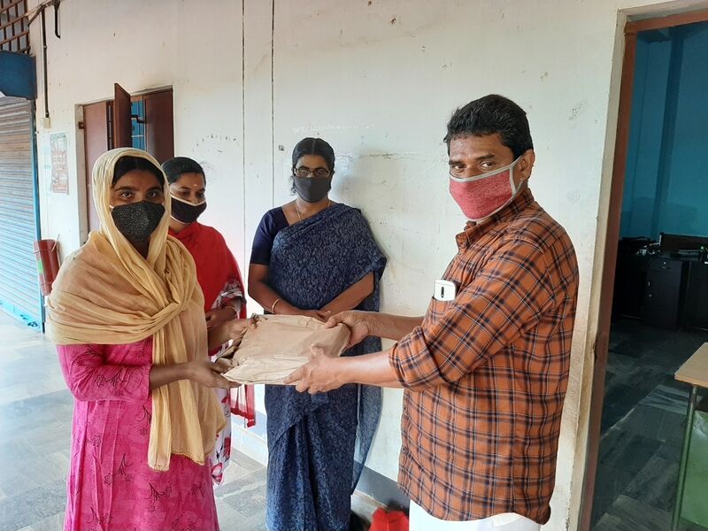 പ്രമാണം:18431 education kit.jpg