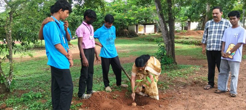 പ്രമാണം:23018 vrikshathai.jpg