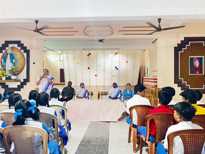 പ്രമാണം:35052 club 2.jpeg