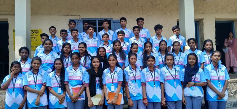 പ്രമാണം:38045 lkstudents.jpg