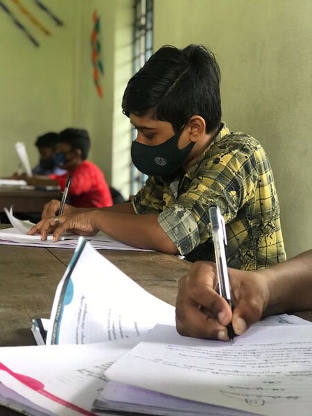 പ്രമാണം:എഴുത്തിന്റെ ലോകം കീഴടക്കി മുന്നോട്ട്.jpg