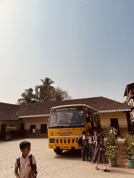 പ്രമാണം:18351 schoolbus.jpeg