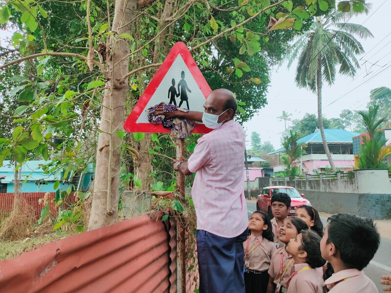 പ്രമാണം:41409 traffic board cleaning7.jpg