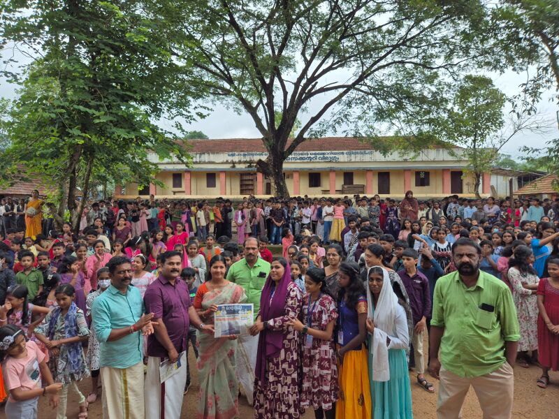 പ്രമാണം:മാതൃഭൂമി പത്ര വിതരണം.jpeg