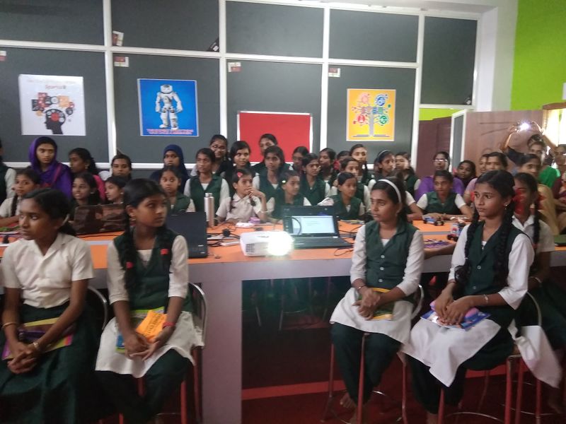 പ്രമാണം:Atal lab students1.jpg