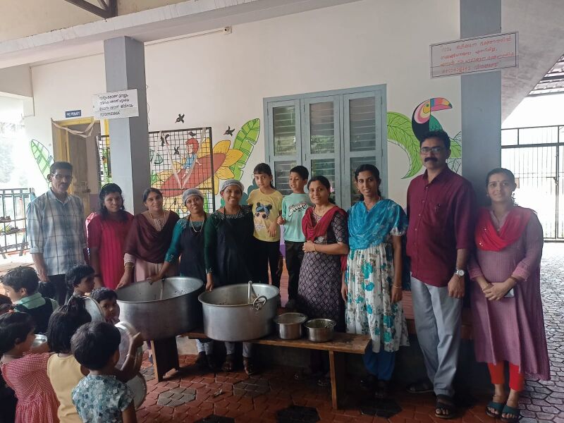 പ്രമാണം:13401 noon meal 2025 glps25.jpeg