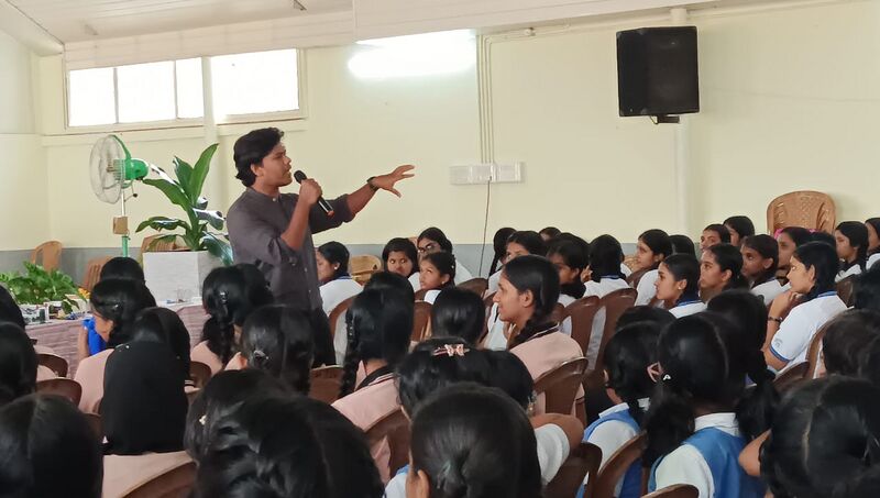 പ്രമാണം:23008-Little kites 18.jpg