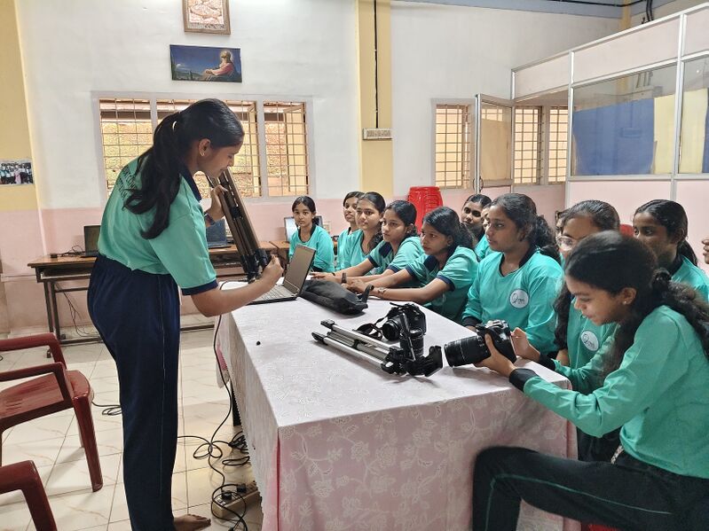 പ്രമാണം:33025 Trippod Setting.jpg