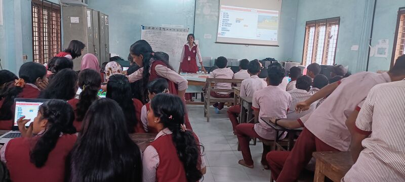 പ്രമാണം:36050 lkclass2.jpg