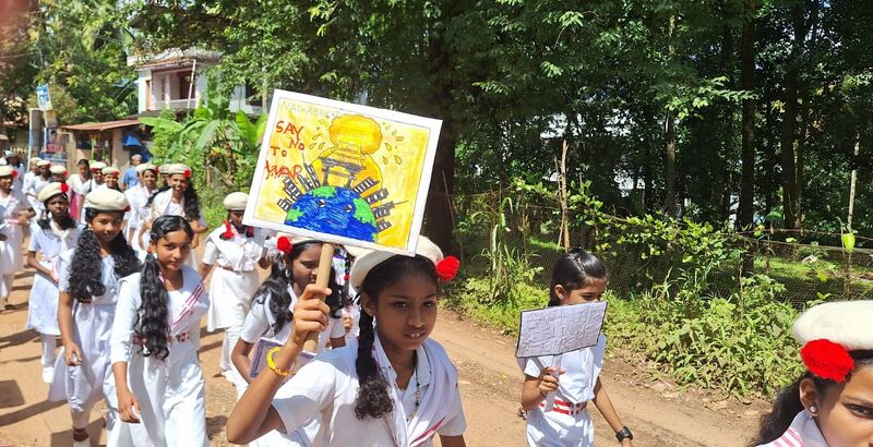 പ്രമാണം:40035 anti-war rally3.jpg