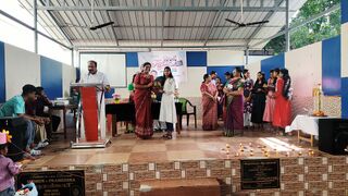 SSLC ക്ക് ഉന്നത വിജയം നേടിയ കുട്ടികൾക്കുള്ള ആദരം അഭിരാമിക്ക് നൽകുന്നു