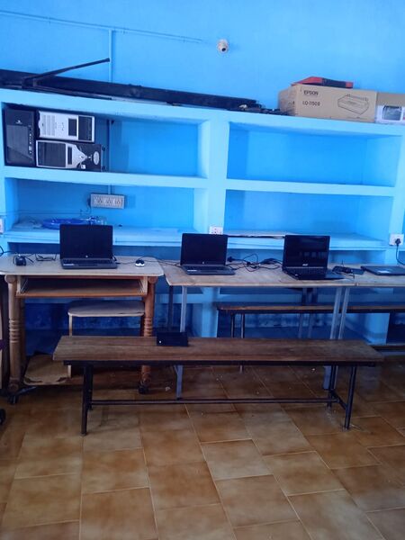 പ്രമാണം:Computer lab 1 s.jpg