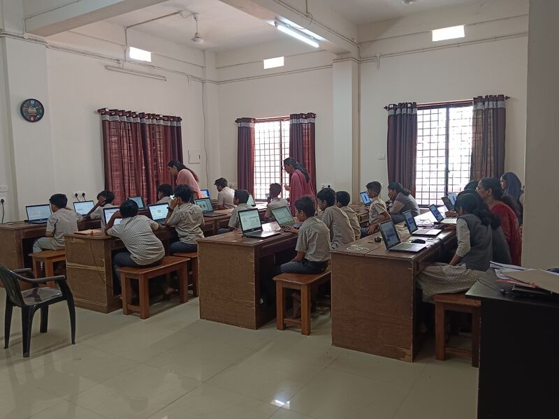 പ്രമാണം:13097computer lab.jpg