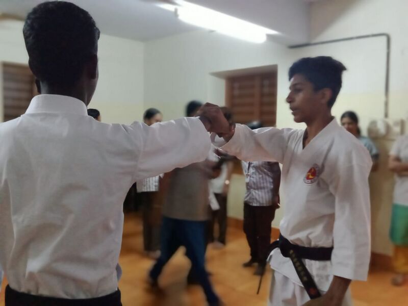 പ്രമാണം:32020 defence 02.jpg