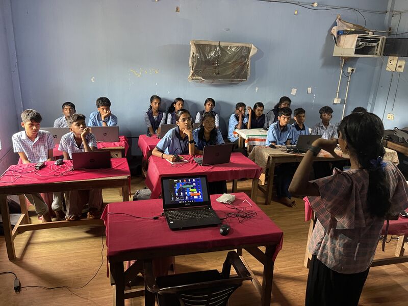 പ്രമാണം:38098-ai training.jpg