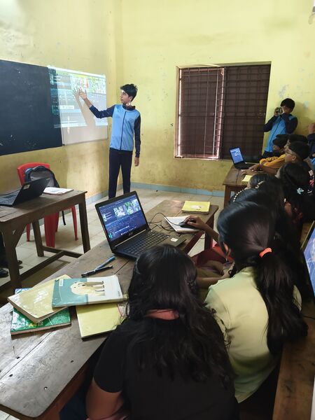 പ്രമാണം:40023 programming class 3.jpg