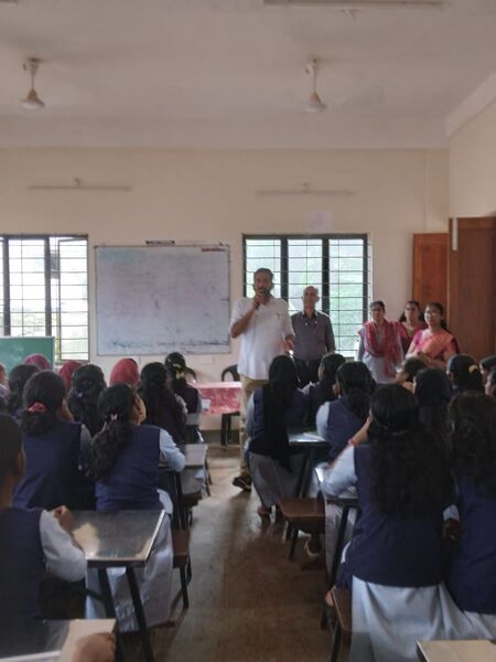 പ്രമാണം:43004.legal service.jpg